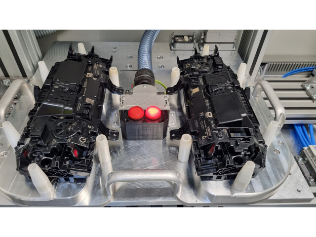 Automatické laserové značení plastových komponentů pro automobilový průmysl