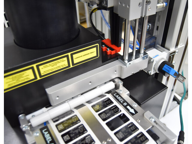 Laserové značení samolepicích štítků pro palivové pumpy